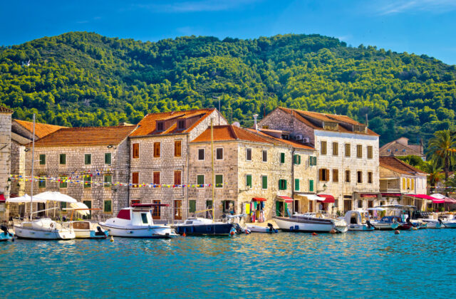 Turistov na chorvátskom ostrove Hvar vystrašilo meteocunami, lode sa zrazu ocitli na suchu – VIDEO