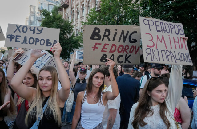 Tisíce ľudí v Kyjeve opäť protestovali proti odvolaniu ministra obrany Fedorova
