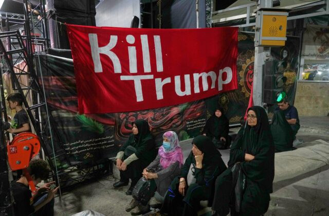 Irán hrozí rozsiahlym útokom, boje sa rozšírili na americké základne v regióne