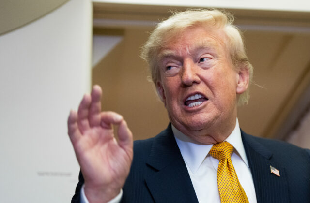 Trump pohrozil Kanade vyššími clami pre dym z lesných požiarov