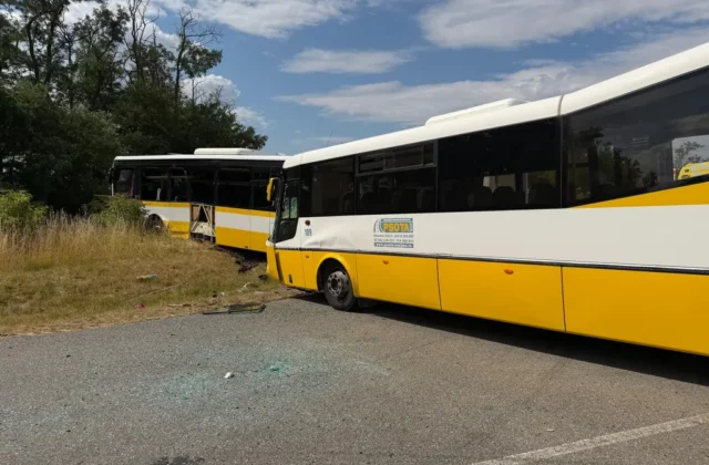Pri Znojme sa čelne zrazili dva linkové autobusy, zranilo sa približne 40 ľudí