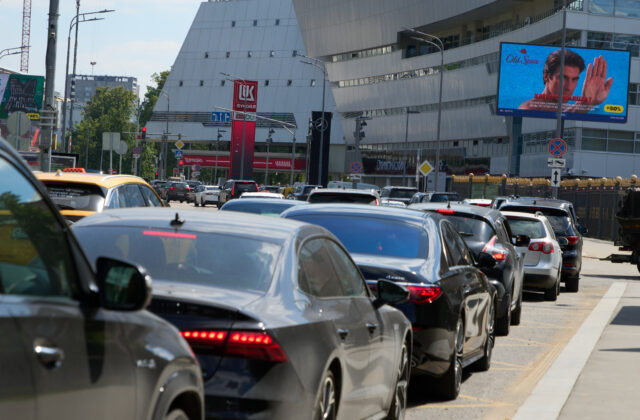 Rusi stoja v radoch na benzín, ukrajinské útoky zasiahli citlivé miesto Kremľa