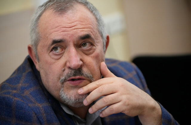 Kritik Kremľa Nadeždin odstúpil z volieb, tvrdí, že ho vytlačili z politiky