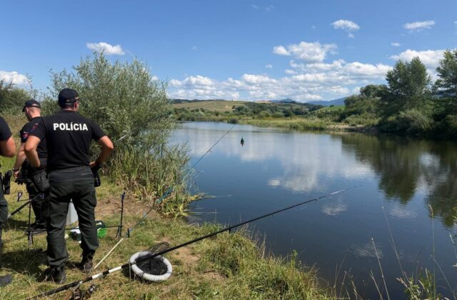 Polícia našla v jazere pri Ružomberku mŕtveho muža, naďalej pátra po jeho kamarátovi – FOTO