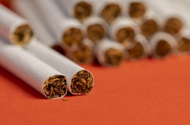 Od pašovania k tajným továrňam. Organizovaný zločin mení biznis s cigaretami