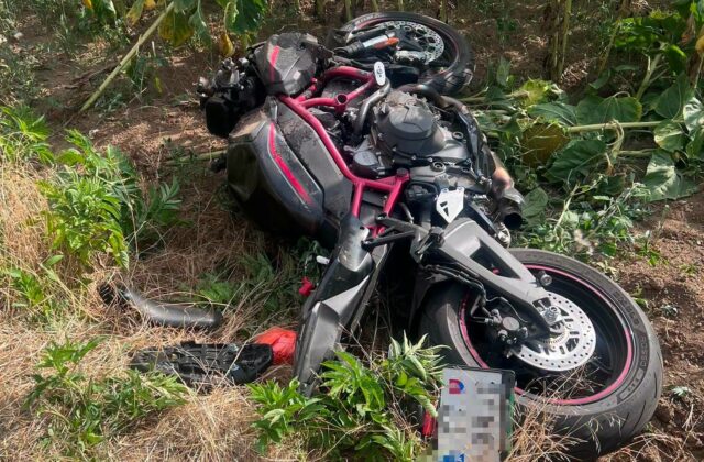 Tragická dopravná nehoda pri Pezinku si vyžiadala život motorkára, zrazil sa s nákladiakom – FOTO