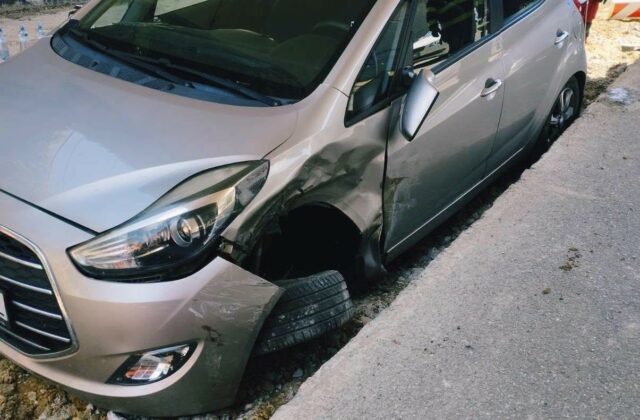 Osobné auto skončilo po zrážke v Košiciach v priestore zastávky MHD, do nemocnice previezli dieťa – FOTO
