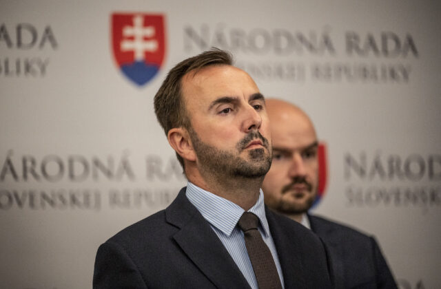 Kišš upozornil na premrštené platy asistentov poslancov Hlasu, koaličná strana obvinenia progresívcov odmieta