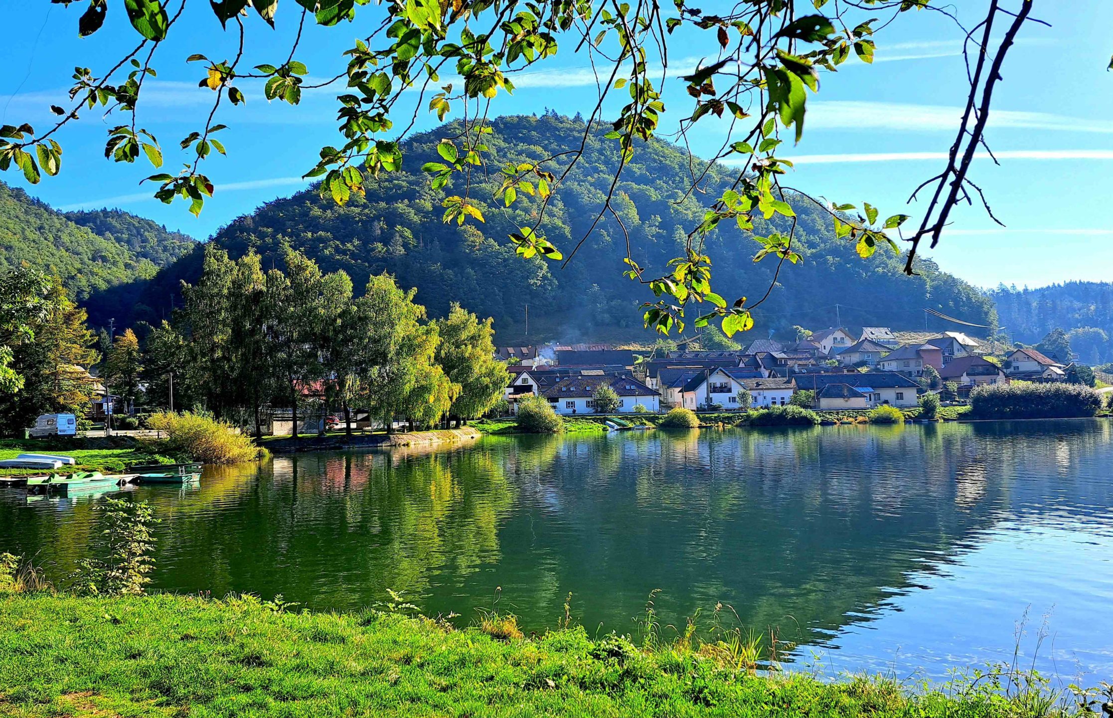Najkrajšie jazerá a tajchy na Slovensku: Top 8 miest na kúpanie bez davov