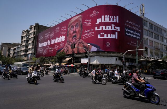 Top foto dňa (27. júl 2026): Bilboard Trumpa, lesný požiar, prezident SR v Číne a dievča na hojdačke