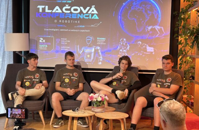 Robot moderoval tlačovú konferenciu. Slovensko zažilo premiéru, aká tu ešte nebola