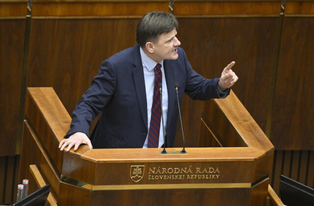 Hlina: Je prejavom neúcty k voličom, že poslanci odišli na letnú pauzu napriek tomu, že si neurobili svoju prácu – VIDEO