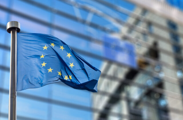 Európska komisia zvažuje zmiernenie dane pre veľké firmy, chce odblokovať rokovania o rozpočte