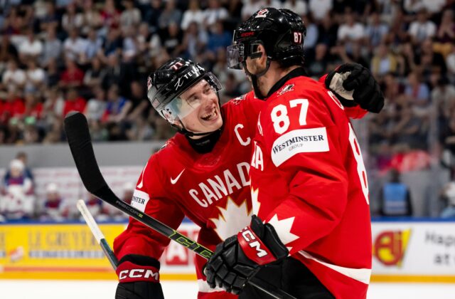 Celebrini tromfol Carlssona a bude najlepšie plateným hráčom v NHL. Ročne zarobí 18,8 milióna USD