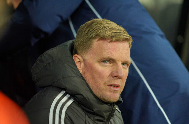 Newcastle United údajne opúšťa tréner Howe. „Straky“ pred štartom novej sezóny riešia zapeklitú situáciu