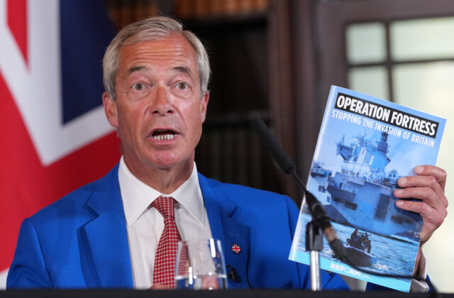 Britská Reform UK chce proti migrantom v Lamanšskom prielive nasadiť vojenské námorníctvo