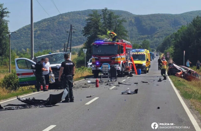 Po zrážke osobného auta s dopravnou zdravotnou službou skončili všetci účastníci nehody v nemocnici