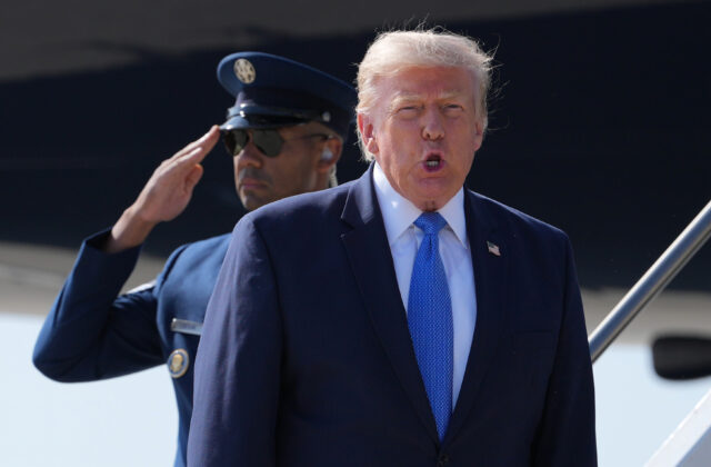 Trump pohrozil Iránu tvrdým úderom, ak veľmi skoro neotvorí Hormuzský prieliv