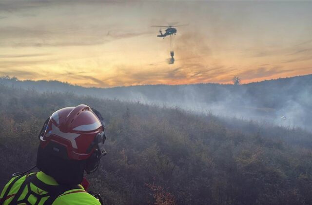 Požiar pri Trstíne zamestnal desiatky hasičov aj vrtuľník Black Hawk. Oheň sa rozšíril na približne 130 hektárov – FOTO