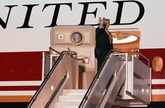 Washington Post: Trump pre hrozbu atentátu tajne odletel z Turecka menším lietadlom