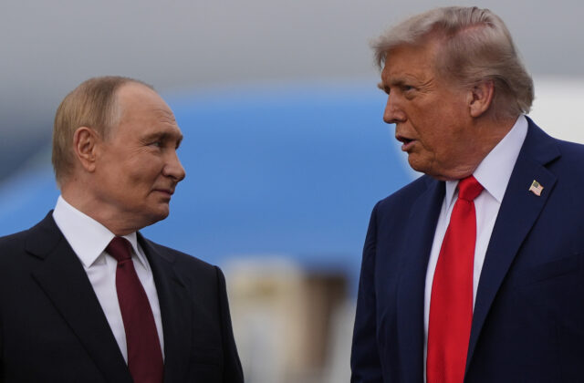 Rok po summite Trumpa s Putinom sa „duch Anchorage“ vytratil, vojna namiesto mieru eskaluje