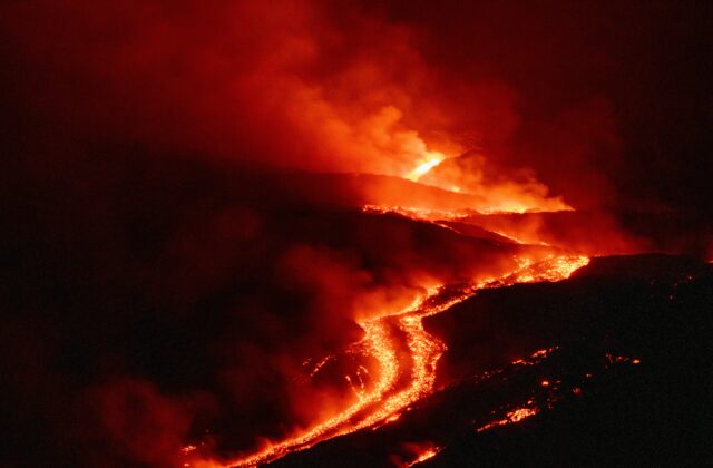 Top foto dňa (11. august 2026): Aktivita sopky Etna, požiare a následky sucha vo svete