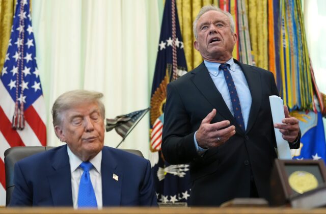 Trumpove zmeny v očkovaní detí odporujú desaťročiam vedeckých poznatkov, varuje WHO