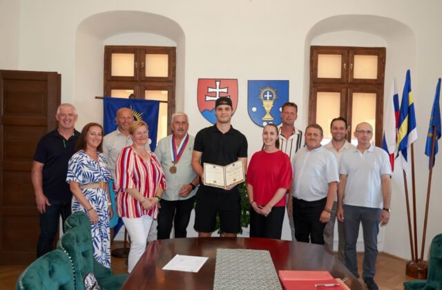 Obec Budimír má historicky prvého čestného občana, je ním hokejista Juraj Slafkovský – FOTO