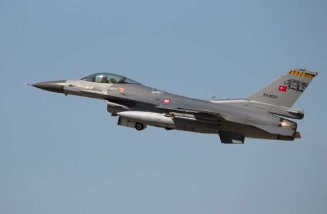 Počas cvičného letu sa zrútila stíhačka F-16 tureckých vzdušných síl, pilot sa katapultoval