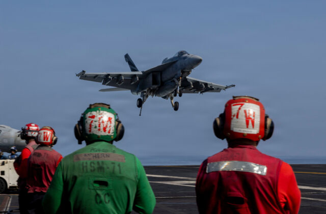 Viacero členov posádky lietadlovej lode USS Abraham Lincoln sa pokúsilo skočiť cez palubu