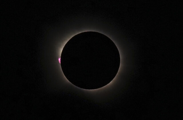 Top foto dňa (13. august 2026): Zatmenie Slnka, perzeidy, požiar, odpadky a ruiny vyplavené v Tiberi