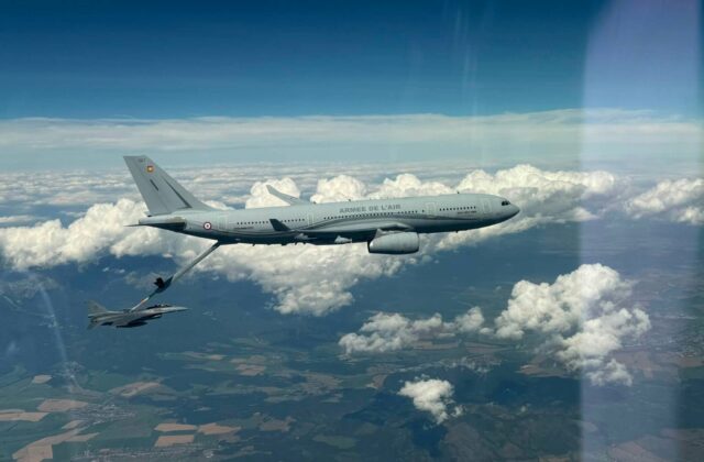 Historický moment pre stíhačky F-16, prvýkrát tankovali za letu nad územím Slovenska – FOTO