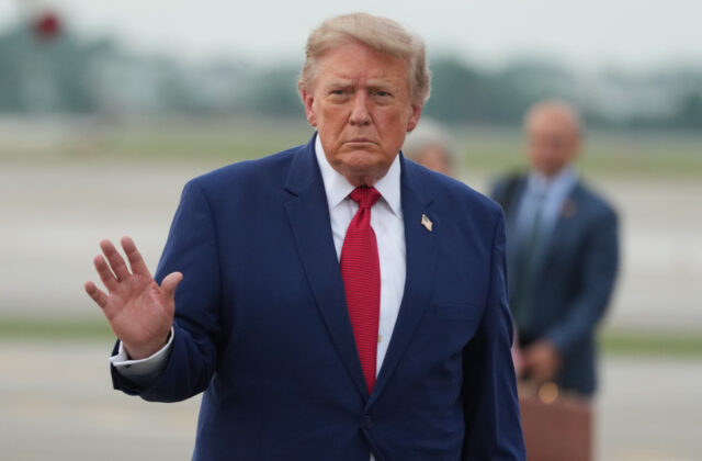 Trump oznámil clá až do výšky sto percent na dovoz dronov