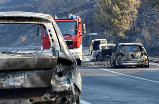 Slovenskí policajti pomáhajú dovolenkárom po požiari v chorvátskom Omiši – VIDEO