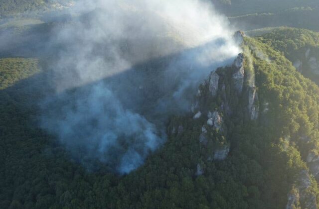 Súľovské skaly zachvátil požiar. Turisti by sa oblasti Brady mali úplne vyhnúť – FOTO