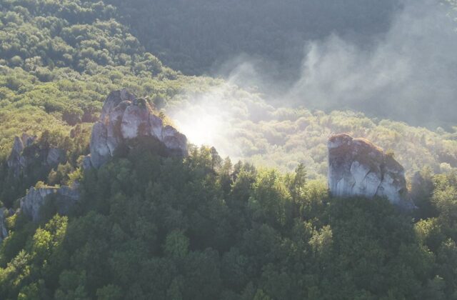 Súľovské skaly sú stále v plameňoch, do boja s požiarom nasadili vrtuľníky – FOTO