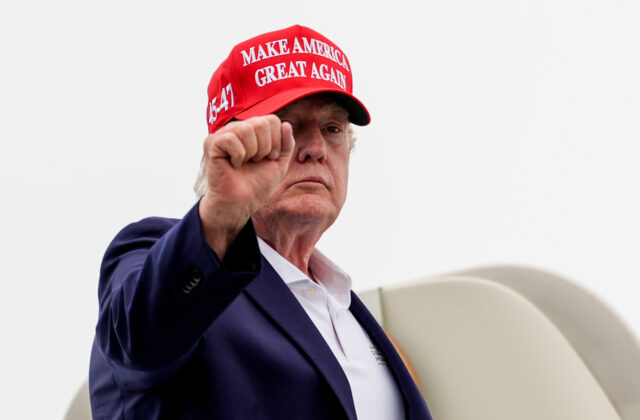 Trump pohrozil Ománu vybombardovaním, ak bude prekážať dohode o Hormuze