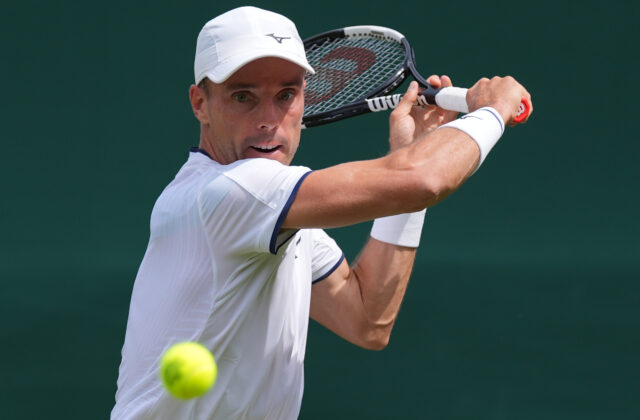 Skončil a zároveň pokračuje. Semifinalista Wimbledonu strelil 2 góly pri futbalovom debute v Španielsku