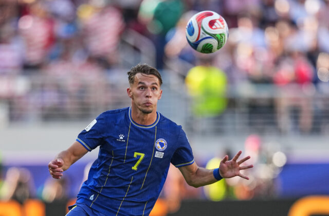 Newcastle získal do obrany reprezentanta Bosny a Hercegoviny, ktorý si zahral na MS 2026