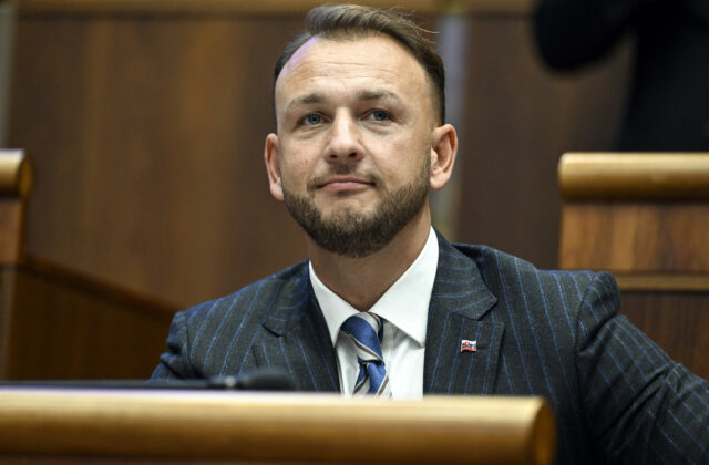 Odstúpenie Šutaja Eštoka požadujú petíciou aj mimovládky Zastavme korupciu, Mier Ukrajine a Infosecurity.sk