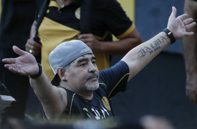 Lekári legendárneho Maradonu prehliadli varovný znak zlyhávania obličiek, vypovedal odborník
