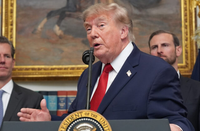 Trump spustil „bezprecedentnú“ ekonomickú ofenzívu proti Iránu, hrozí trestami aj ďalším krajinám