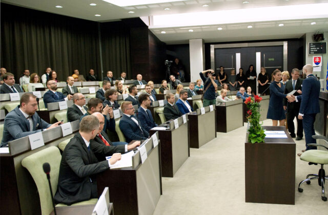 Krajskí poslanci zarábajú oveľa viac ako tí mestskí, naopak primátor je na tom lepšie ako predseda kraja