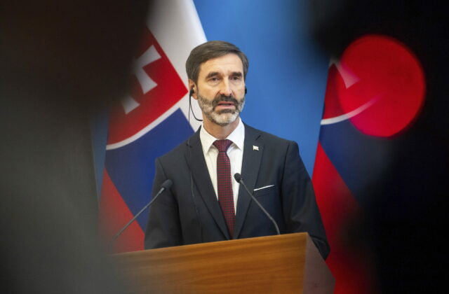 Blanár pripravuje slovensko-ruskú komisiu v čase bezpečnostnej hrozby zo strany Moskvy, podľa opozície je mimo reality
