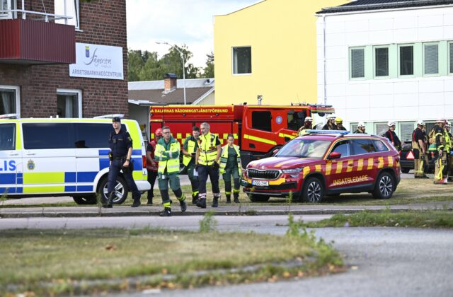 Útočník s mečom zranil vo Švédsku na strednej škole viacero ľudí