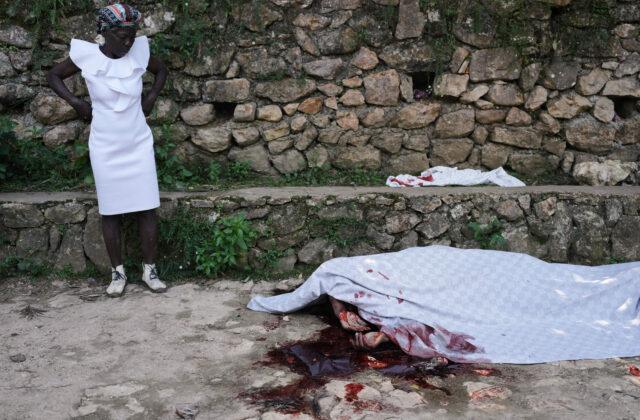 Gangy na Haiti zavraždili pri útoku na kostol približne 40 vysídlených ľudí