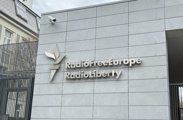 Irán zaradil Rádio Farda vysielajúce z Prahy medzi vojenské ciele, na čiernej listine sú aj iní
