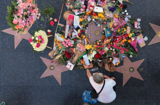 Top foto dňa (27. august 2026): Reakcie na úmrtie Dolly Parton, útoky na Ukrajinu a obnova Hviezdoslavovho námestia