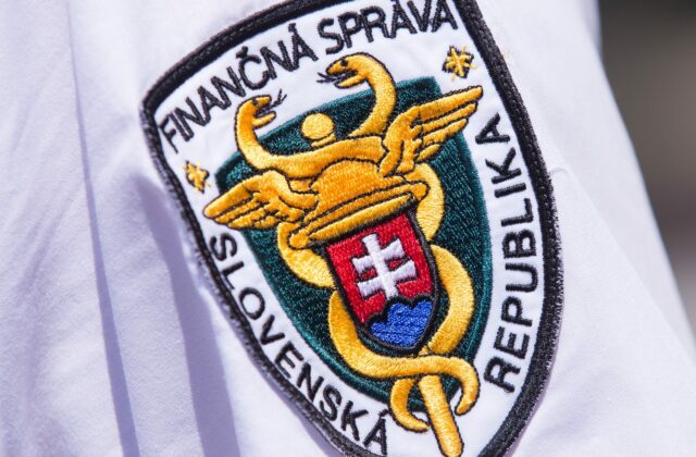 Na dni otvorených dverí Národnej rady SR bude aj Finančná správa, predstaví tam zadržané falzifikáty aj služobné psy