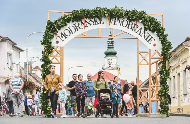 Modranské vinobranie opäť ovládne centrum mesta. Čakajú vás víno, hudba aj bohatý program – FOTO